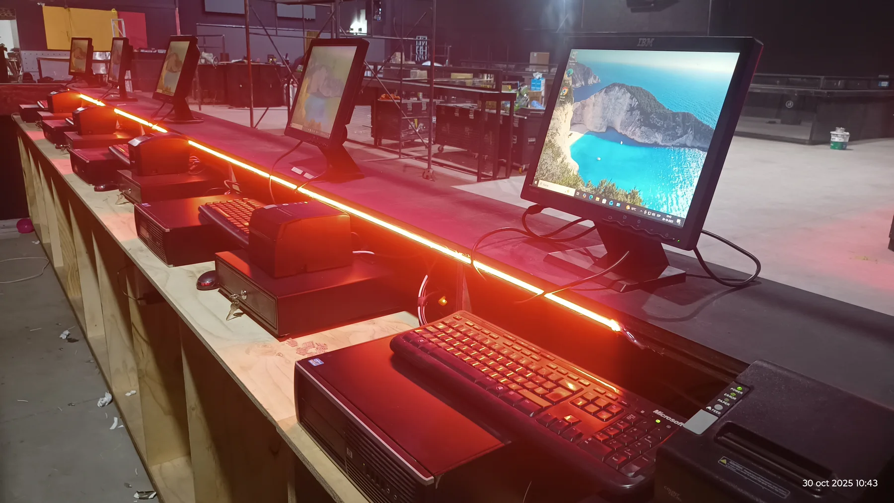 Instalación real de puntos de venta en barra de atención