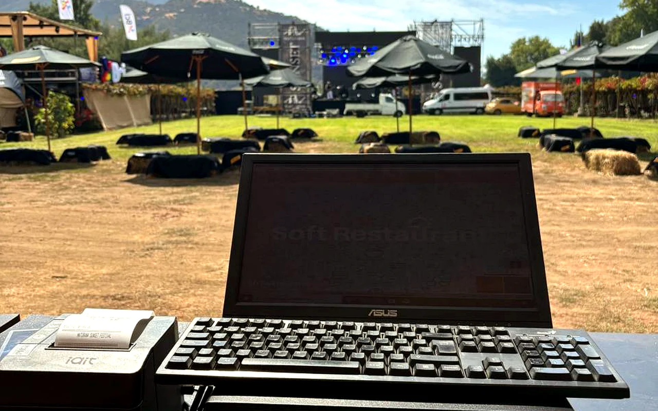 Vista panorámica del escenario y punto de venta en Maturana Sunset