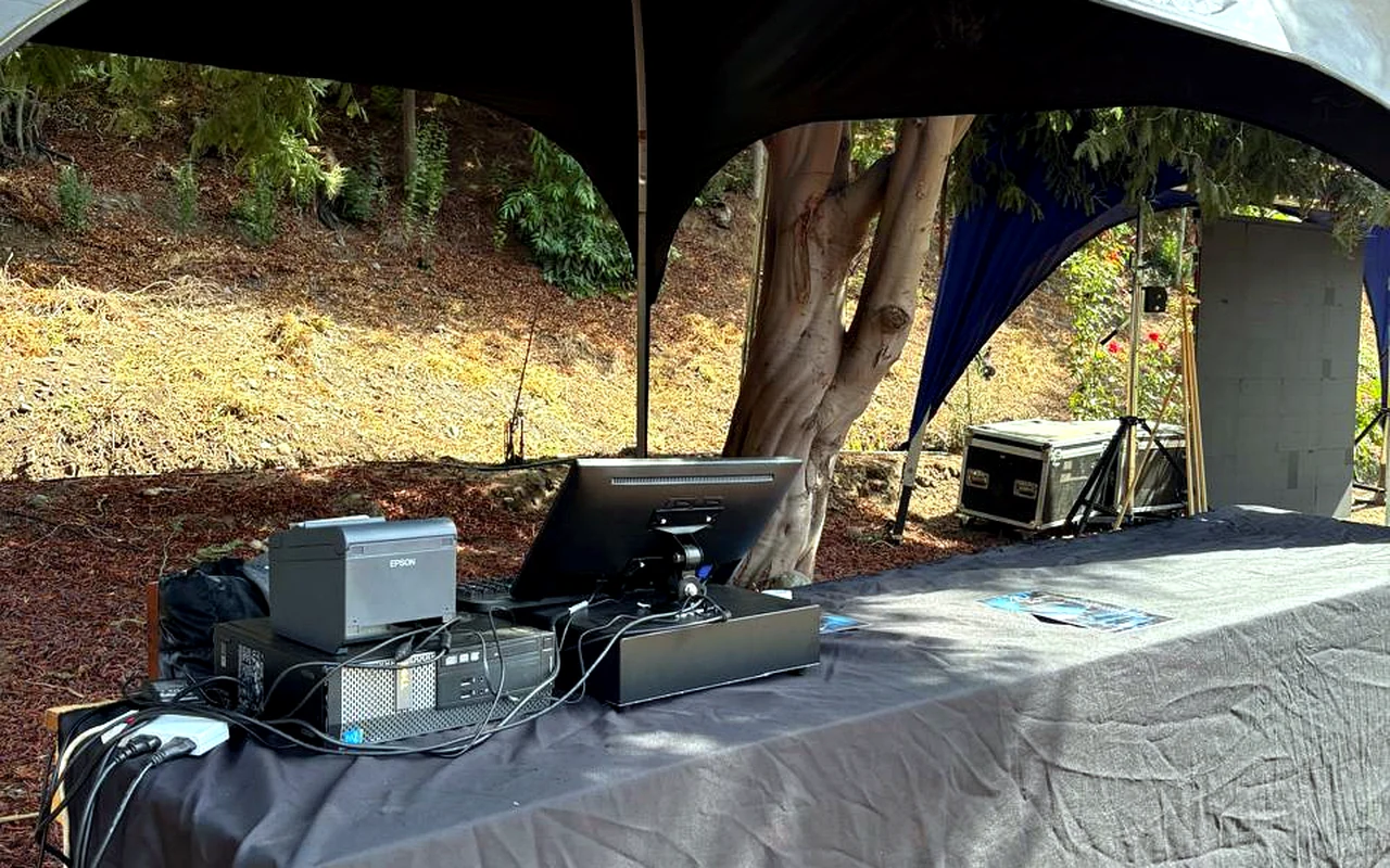 Punto de venta instalado bajo estructura del evento